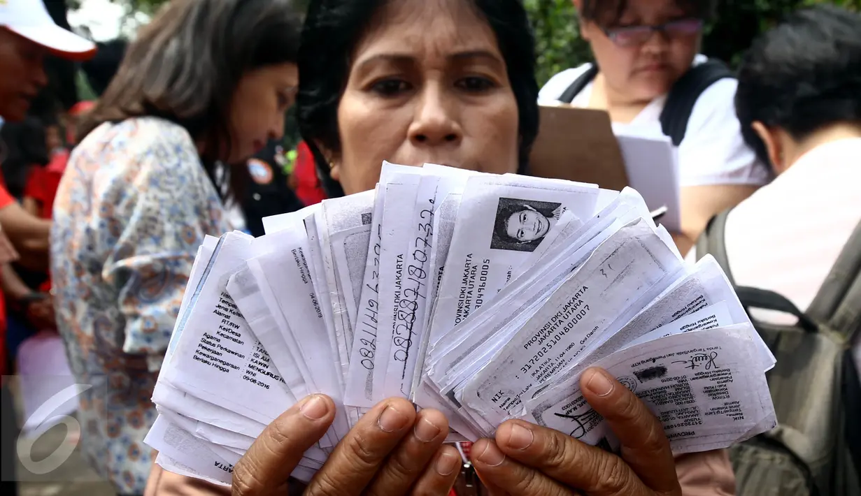 Warga menunjukan KTP yang telah terkumpul saat pengumpulan KTP di depan Balai Kota, Jakarta, Kamis (5/11). Pendataan dan pengumpulan KTP tersebut sebagai petisi penangguhan penahanan Ahok sebagai Tahanan Kota. (Liputan6.com/Johan Tallo)