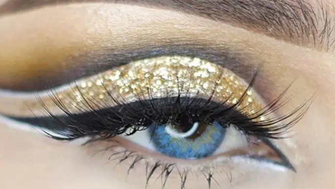 Suka Tampil Glamor, Riasan Mata Serba Blink-blink Ini Kece Banget