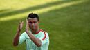 Bintang Portugal, Cristiano Ronaldo, menyapa fans usai latihan jelang Piala Eropa 2016 di Marcoussis, Prancis, Kamis (9/6/2016). (AFP/Francisco Leong)