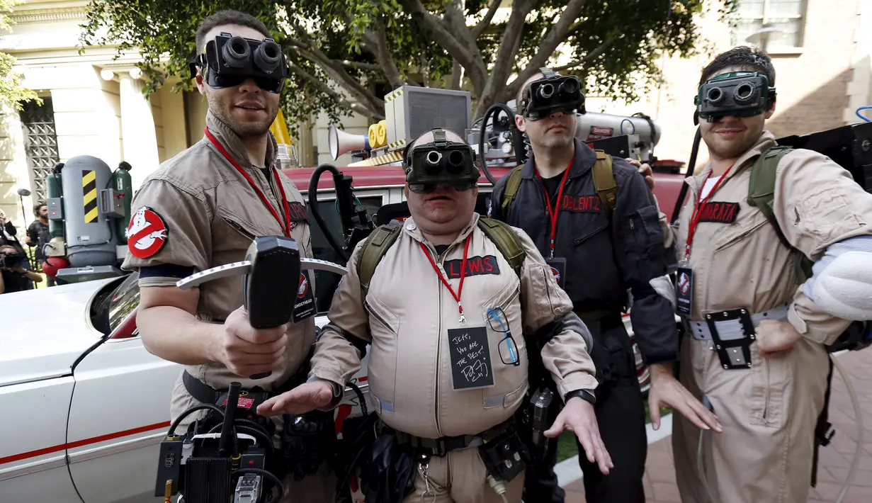 Sejumlah orang mengenakan kostum Ghostbusters dengan latar kendaraan Ecto - 1 di Sony Studios, Culver City, California, (2/3). Acara ini sebagai promo film terbaru " Ghostbusters ". (REUTERS / Mario Anzuoni)