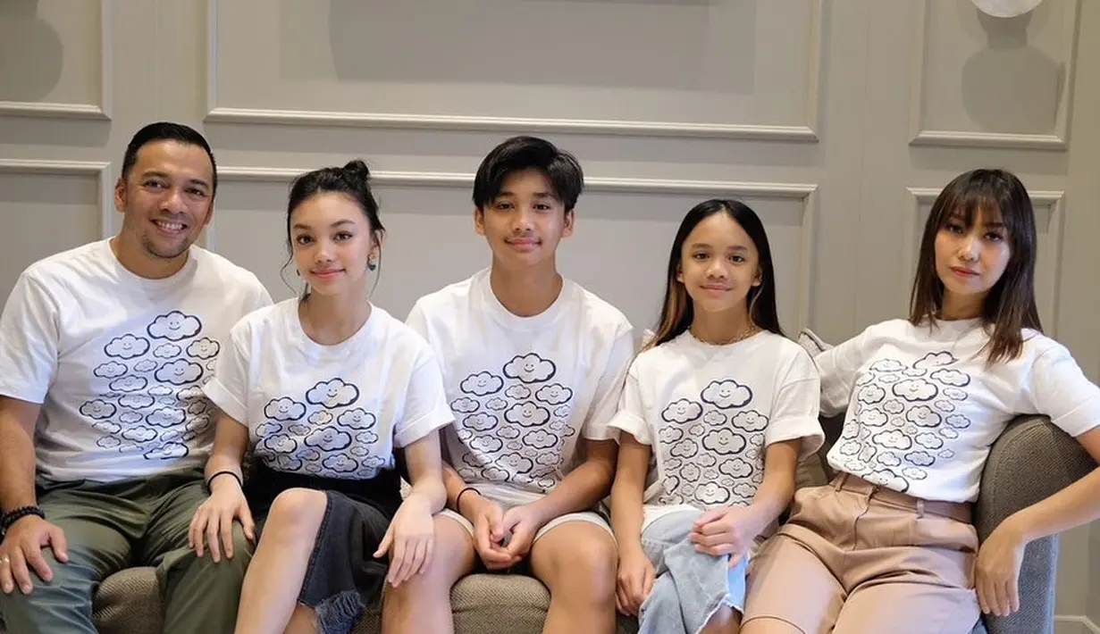 Setelah dua hari menenangkan diri, Nola B3 memberi tahu kepada suami dan anak-anak. "Begitu mereka tau.. anak2 langsung nangis teriak happy.. sementara papa nya?? TERDIAM DAN MEMBISU!! sampe tidur punggungin istri nya lho..!! diem bengong nya tuh sampe hari berikut nya," lanjut Nola