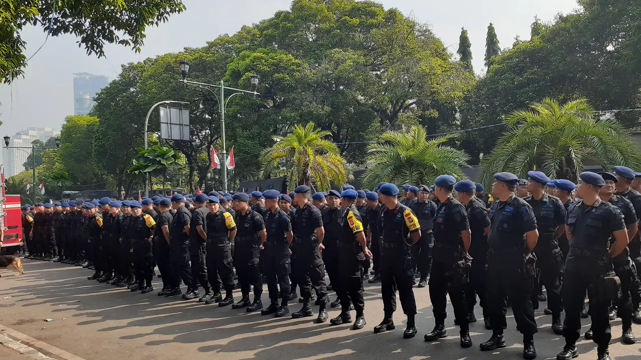 Sejumlah Anggota Polisi Menggelar Apel di Depan Gedung Komisi Pemilihan Umum (KPU) pada Selasa (21/5/2019). (Foto: Merdeka.com)