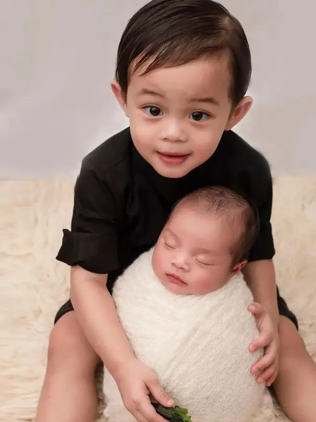 Anak Rey Mbayang dan Dinda Hauw. [Foto: Instagram/arshaka_mbayaang]