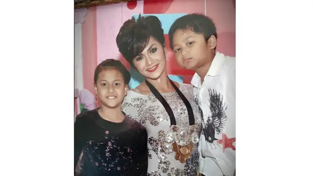 Pengen Tinggal Serumah, Ini 6 Foto Jadul Krisdayanti Asuh Aurel dan Azriel