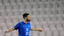 Pemain Prancis Olivier Giroud melakukan peregangan saat sesi latihan di Stadion Jassim Bin Hamad, Doha, Qatar, 8 Desember 2022. Prancis akan melawan Inggris dalam pertandingan sepak bola perempat final Piala Dunia 2022 pada 10 Desember. (AP Photo/Christophe Ena)