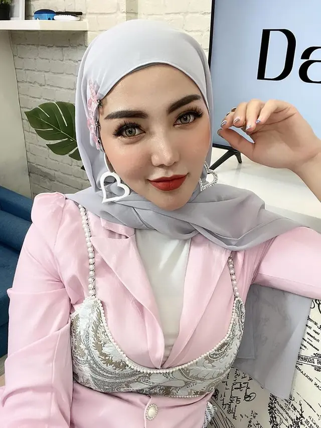 Selalu Tampil Feminin, Ini Gaya OOTD Bella Shofie Serba Merah Muda