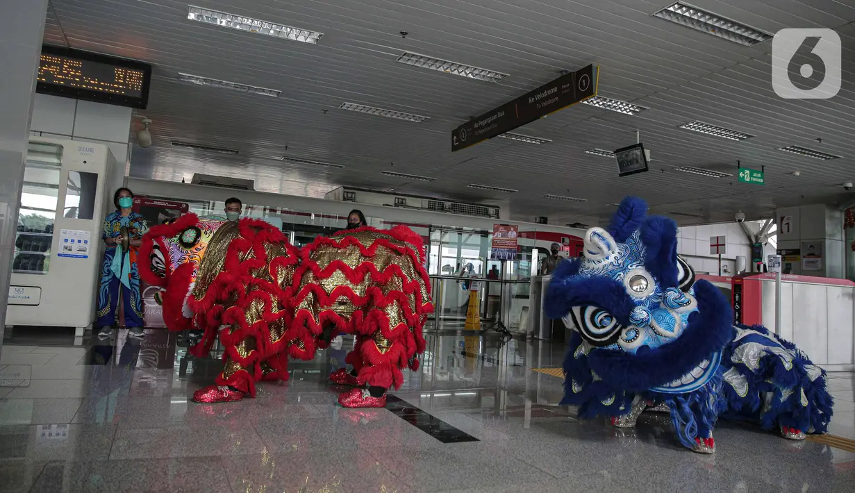 Atraksi Barongsai di Stasiun LTR Velodrome, Jakarta, Selasa (1/2/2022). Atraksi Barongsai tersebut bertujuan untuk menghibur penumpang LRT dalam rangka menyambut Tahun Baru Imlek. (Liputan6.com/Faizal Fanani)
