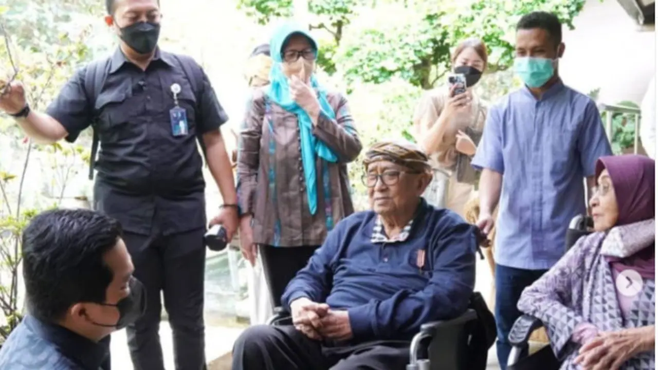 Menteri BUMN Erick Thohir menemui Solihin Gautama Purwanegara atau Mang Ihin di tengah kunjungannya ke Bandung, Jawa Barat.