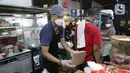Mantan pegawai fungsional Biro Hukum KPK, Juliandi Tigor Simanjuntak menyiapkan nasi goreng pesanan pelanggan di pinggir Jalan Raya Hankam, Pondok Melati, Kota Bekasi, Rabu (13/10/2021). (Liputan6.com/Helmi Fithriansyah)