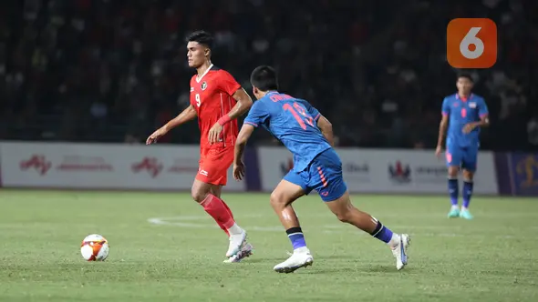<p>Striker Timnas Indonesia U-22, Ramadhan Sananta (kiri) menguasai bola dibayangi pemain Thailand, Chayapipat Supunpasuch pada laga final cabor sepak bola SEA Games 2023 di National Olympic Stadium, Phnom Penh, Kamboja, Selasa (16/5/2023). (Bola.com/Abdul Aziz)</p>