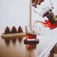 Teh herbal bisa jadi obat alami yang untuk diandalkan saat terkena diare. (Foto: unsplash.com)