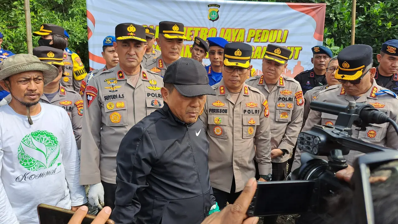 Kapolda Metro Jaya Irjen Pol Karyoto saat menyambangi Hutan Mangrove Muara Angke, Penjaringan, Jakarta Utara, Kamis (13/7/2023).