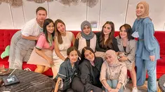 Meski tanpa kehadiran Ayu Dewi, acara berlangsung seru dan penuh canda tawa. Ashanty pun mengunggah foto-foto bersama dengan geng Cendol mereka di Instagram pribadinya. Geng artis cantik ini pun sukses jadi sorotan karena penampilan mereka yang menawan.(Liputan6.com/IG/@ashanty_ash)