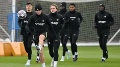 Bek Chelsea Inggris Ben Chilwell (kedua) menendang bola saat ia menghadiri sesi latihan tim di fasilitas pelatihan Chelsea Cobham di Stoke D'Abernon, London (6/3/2023). Chelsea akan bertanding melawan Borussia Dortmund pada leg kedua babak 16 besar Liga Champions di stamford Bridge, Inggris.(AFP/Glyn Kirk)