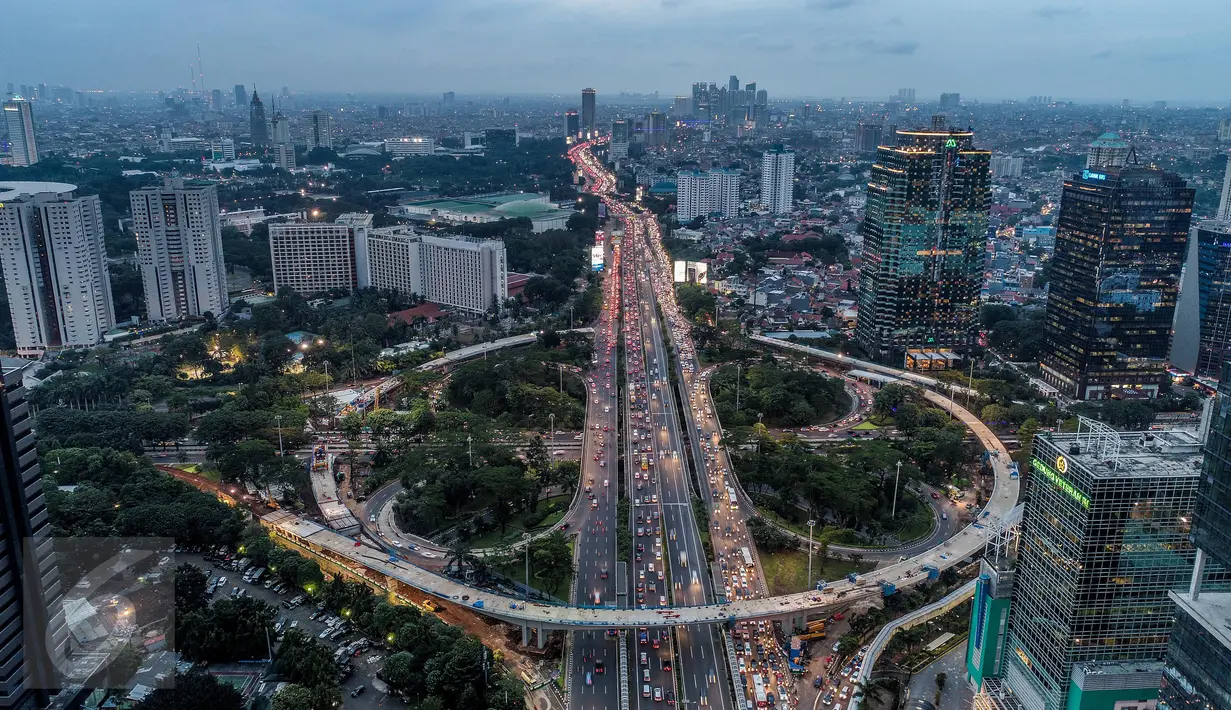 Orang-orang yang lewat Simpang Susun Semanggi kemarin (29/7) tak lupa mengunggah ke media sosial. (Sumber foto: Liputan6.com/Faizal Fanani)