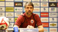 Pelatih Persija Jakarta, Mauricio Souza dalam jumpa pers jelang pertandingan melawa Persis Solo di Staidon Utama GBK, Minggu (26/4). (Bola.com/Abdul Aziz)