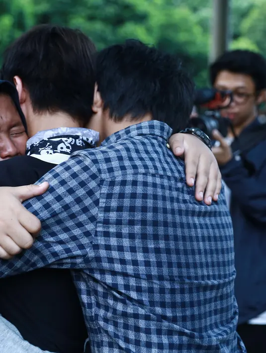 Fans yang didominasi oleh kaum remaja putri itu, teriak histeris ketika kedatangan para personel yang tanpa terencana. Acara awal yang akan berlangsung di Monas itu di pindahkan ke Senayan. (Galih W. Satria/Bintang.com)