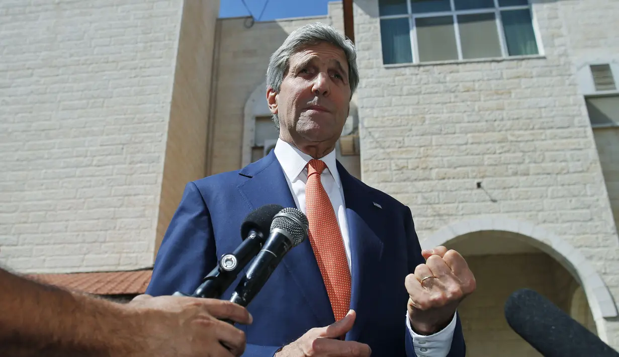 Menlu AS, John Kerry, dalam pernyataan tertulisnya menyebutkan kemenangan Jokowi memperlihatkan rakyat Indonesia kembali bersatu menunjukkan komitmen untuk demokrasi melalui pemilihan yang bebas dan adil. (REUTERS/Charles Dharapak)