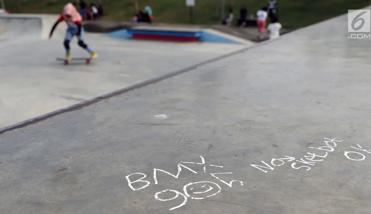 Sebuah tulisan mengotori area Skate Park RPTRA Kalijodo, Jakarta, Sabtu (15/6/2019). Beberapa coretan dari orang yang tidak bertanggung jawab mulai mengotori salah satu arena bermain di RPTRA Kalijodo. (Liputan6.com/Helmi Fithriansyah)