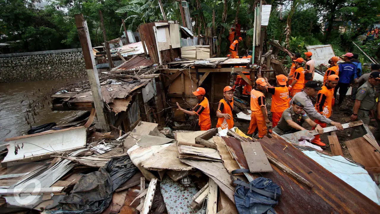 Petugas PPSU Kelurahan Petogogan bersama Satpol PP melakukan penertiban bangunan di bantaran Kali Krukut, Jakarta, Rabu (12/10). Kali Krukut yang terhalang bangunan adalah penyebab banjir parah di Kemang beberapa waktu lalu. (Liputan6.com/Gempur M Surya)