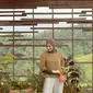 Simak inspirasi gaya hijab dari Ayudia untuk aktivitas selama adaptasi kebiasaan baru (Foto: Uniqlo Indonesia)