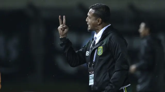 Asisten pelatih Persebaya Surabaya, Bejo Sugiantoro, memberikan instruksi saat melawan Perseru Serui pada laga Piala Presiden 2019. (Bola.com/Yoppy Renato)