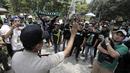 Polisi memberikan arahan kepada suporter fanatik Persebaya 1927, Bonek mania pada Kongres PSSI di Ancol, Jakarta, (10/11/2016). (Bola.com/Nicklas Hanoatubun)