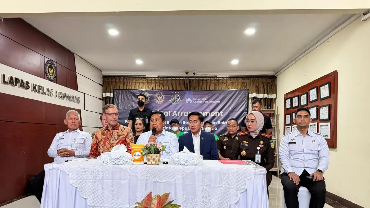 Pemerintah Republik Indonesia memindahkan dua narapidana warga negara berkebangsaan Belanda ke negara asalnya.