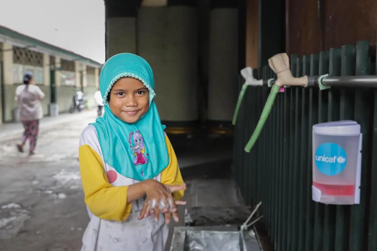 Pemerintah Inggris menggandeng UNICEF dan Unilever mendanai program edukasi terkait kebersihan guna mencegah penyebaran Virus Corona COVID-19.