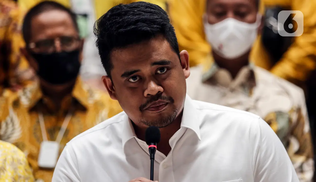 Calon Wali Kota Medan Bobby Nasution pada Pilkada 2020 memberikan keterangan di DPP Partai Golkar, Jakarta, Selasa (18/8/2020). Partai Golkar resmi mengusung Bobby Nasution dan Aulia Rahman pada Pilkada Wali Kota Medan 2020. (Liputan6.com/Johan Tallo)