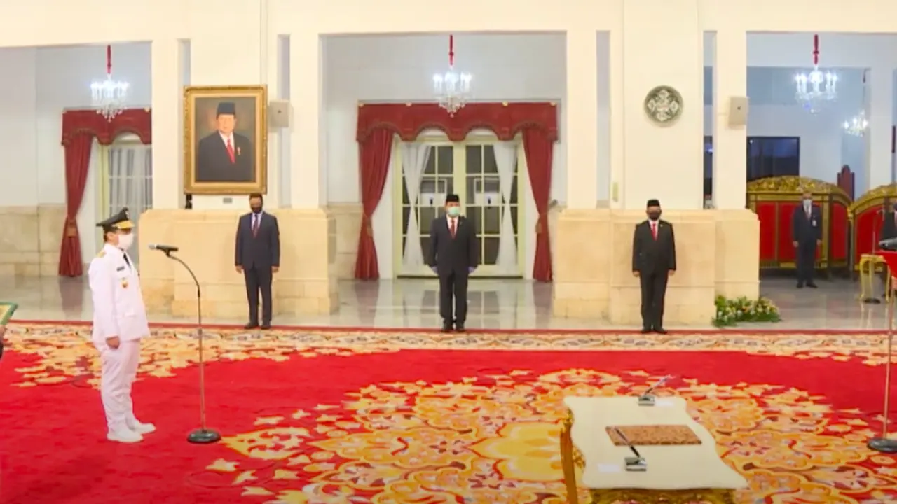 Jokowi resmi lantik Ahmad Riza Patria sebagai wakil gubernur DKI Jakarta. (Istimewa)