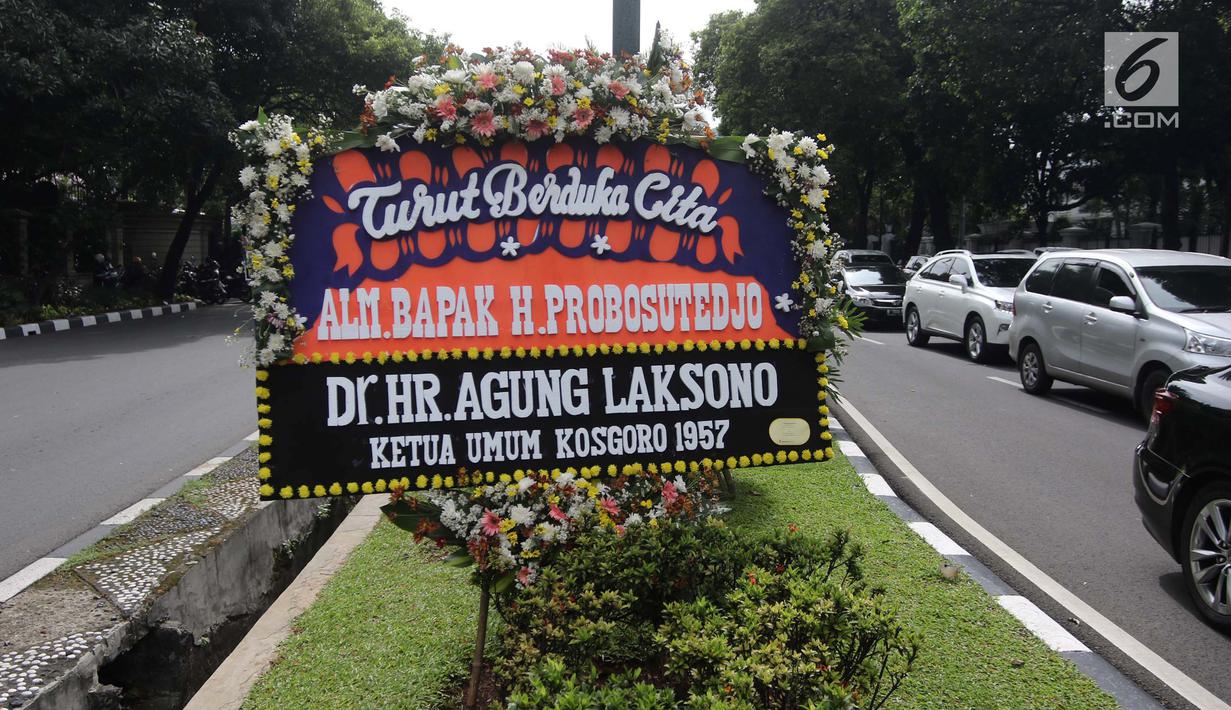 Karangan bunga ucapan duka cita dari Agung Laksono untuk Probosutedjo dipajang di Jalan Diponegoro, Jakarta, Senin (26/3). Probosutedjo merupakan pengusaha yang juga pendiri Himpunan Pengusaha Pribumi Indonesia (Hippi). (Liputan6.com/Arya Manggala)