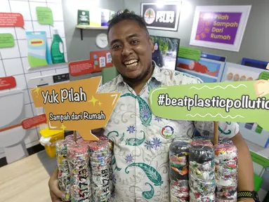 Pengunjung berpose saat acara Festival Hari Peduli Sampah Nasional 2023 di Gedung Manggala Wanabakti, Jakarta, Selasa(13/6/2023). (Liputan6.com/Johan Tallo)