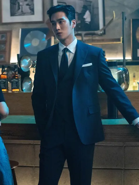 Ahn Bo Hyun terlihat charming ala mafia dengan setelan jas dan dasi [@bohyunahn]