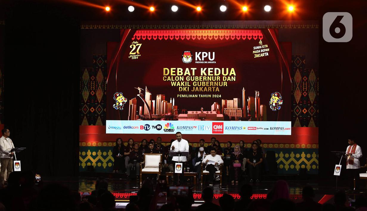 Para calon gubernur DKI Jakarta Ridwan Kamil, Dharma Pongrekun dan Pramono Anung (berdiri dari kiri ke kanan) saat debat kedua Pemilihan Gubernur DKI Jakarta pada Pemilihan Kepala Daerah (Pilkada) Serentak 2024 di Beach City International Stadium, kawasan wisata Ancol, Jakarta Utara, Minggu (27/10/2024). (Liputan6.com/Angga Yuniar)
