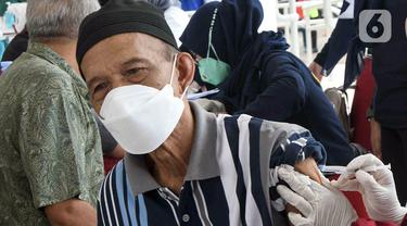 FOTO: Vaksinasi Covid-19 Massal untuk Warga Lansia