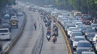 Puluhan pengendara motor melanggar masuk ke jalur bus transjakarta di kawasan Mampang Prapatan, Jakarta, Kamis (29/10). Lemahnya penegakan hukum menyebabkan banyaknya kendaraan pribadi yang menyerobot jalur bus Transjakarta. (Liputan6.com/Gempur M Surya)