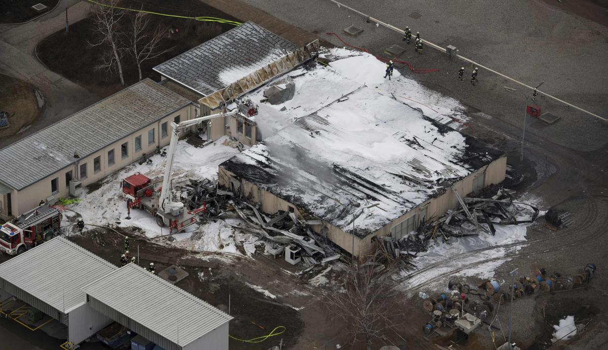 Pemandangan udara memperlihatkan suasana usai ledakan di pusat pipa gas di Baumgarten, Austria, (12/12). Ledakan tersebut dilaporkan menewaskan satu orang dan melukai puluhan lainnya. (AFP Photo/Landesfeuerwehrkommando Nieder-Osterreich)