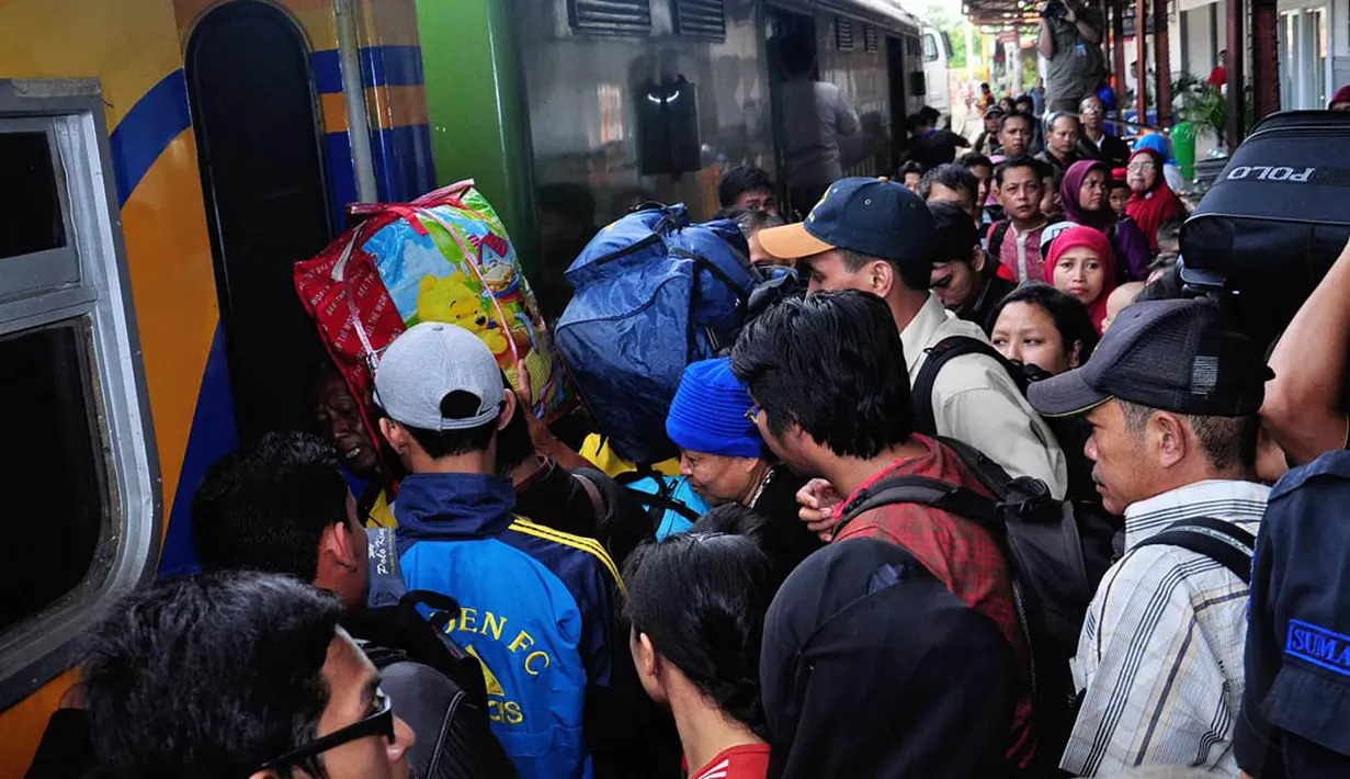 Desakan calon penumpang saat antre masuk ke dalam kereta di Stasiun Senen, Kamis, (24/7/14). (Liputan6.com/Faizal Fanani)