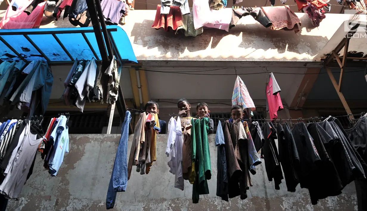 Anak-anak bermain di salah satu blok lama Rusunawa Penjaringan, Jakarta, Selasa (25/6/2019). Pemprov DKI Jakarta merelokasi 4.160 warga di 978 unit Rusunawa Penjaringan ke Rusunawa Rawa Buaya, Jakarta Barat dengan harga sewa baru Rp 505 ribu per bulan. (merdeka.com/Iqbal S. Nugroho)