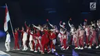 Parade atlet Indonesia saat upacara Penutupan Asian Games 2018 di Stadion Utama Gelora Bung Karno, Jakarta, Minggu (2/9). Mereka mengenakan jas hujan yang mengguyur Jakarta. (Liputan6.com/Helmi Fithriansyah)