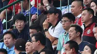 Pelatih kepala Timnas Indonesia, Shin Tae-yong menyaksikan laga semifinal sepak bola SEA Games 2023 antara Timnas Indonesia U-22 melawan Timnas Vietnam U-22 di Olympic Stadium, Phnom Penh, Kamboja, Sabtu (13/05/2023). (Bola.com/Abdul Aziz)