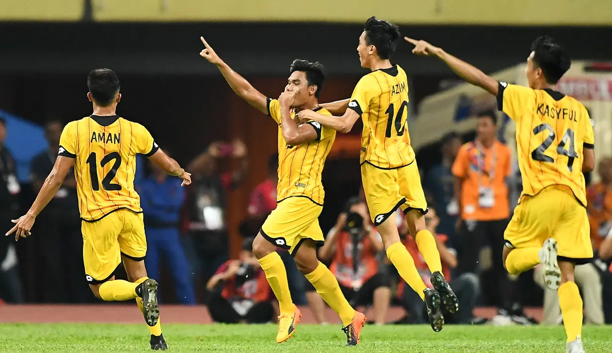 Foto Ilustrasi saat pemain Brunei Darussaalam melakukan selebrasi di SEA Games 2017. Brunei Darussaalam pernah mendapat sanksi FIFA tahun 2009, sedangkan Indonesia saat ini menjalani sanksi FIFA. Ini adalah ujicoba Timnas Indonesia melawan Brunei, (29/3/2015). (AFP/Mohd Rashfan)