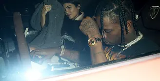 Kylie Jenner dan Travis Scott terkenal sebagai pasangan yang menutup kisah cintanya rapat-rapat. (Backgrid - HollywoodLife)