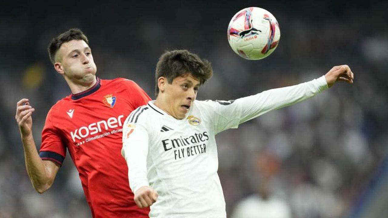 Duel Abel Bretones dan Arda Guler dalam laga Real Madrid vs Osasuna di La Liga 2024/2025. (c) AP Photo/Jose Breton
