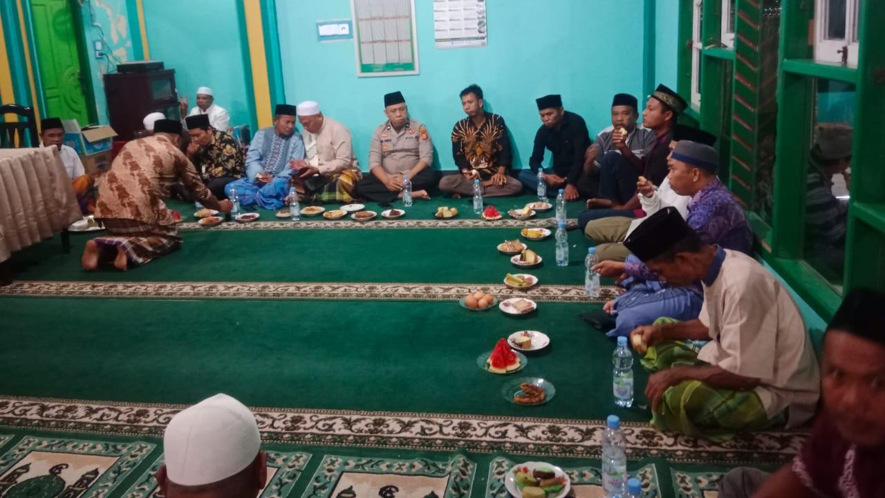 Personel Polres Rohul berbaur dengan masyarakat peringati Maulid Nabi Muhammad dan sosialisasikan Pilkada serentak.