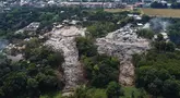 Foto udara memperlihatkan kondisi lokasi Tempat Pembuangan Akhir (TPA) sampah liar di kawasan Cinere, Depok, Jawa Barat, Jumat (6/9/2024). (merdeka.com/Arie Basuki)