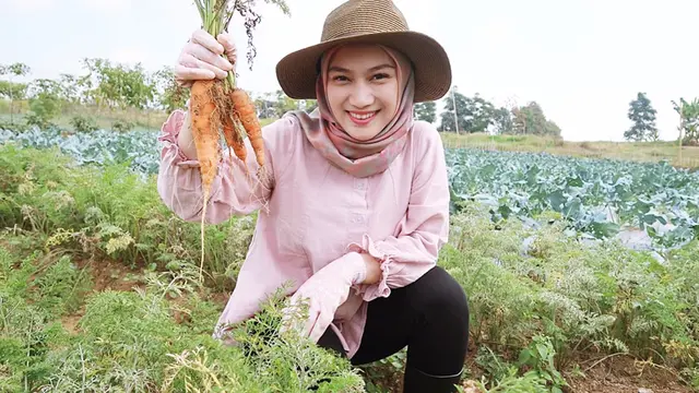 7 Potret Seleb Hobi Berkebun, Bisa Panen Sayur Sendiri di Rumah