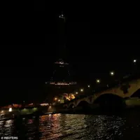 Menara Eiffel saat Earth Hour. (Reuters)