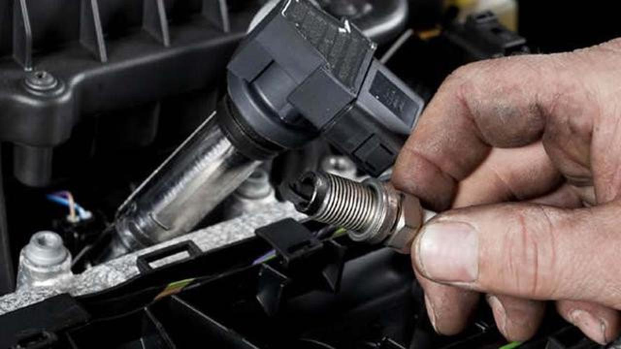 Ilustrasi bersihkan busi sepeda motor (halfords.com)